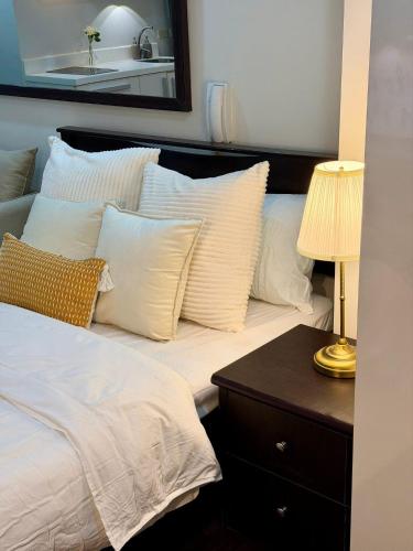 Gallery image of Deluxe Room with Pool View Unit in Poblacion in Manila