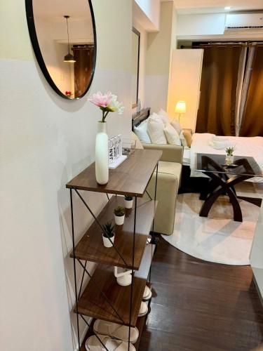 Gallery image of Deluxe Room with Pool View Unit in Poblacion in Manila