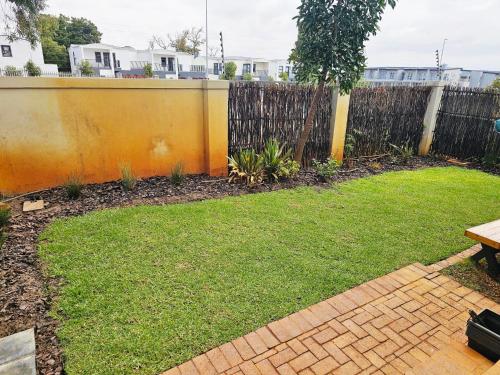 a backyard with a fence and a grass yard at Quarter 5, Two Zero Four in Oakdale