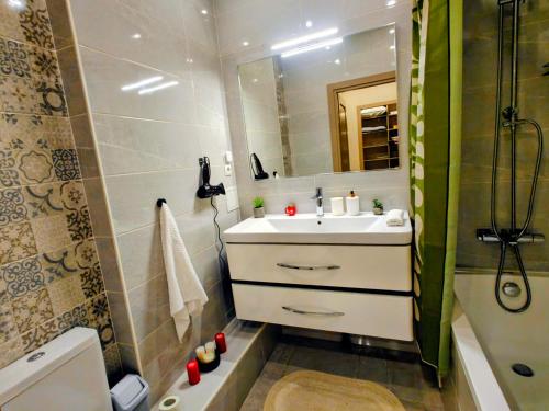 un bagno con lavandino, doccia e WC di Apartament a Chişinău