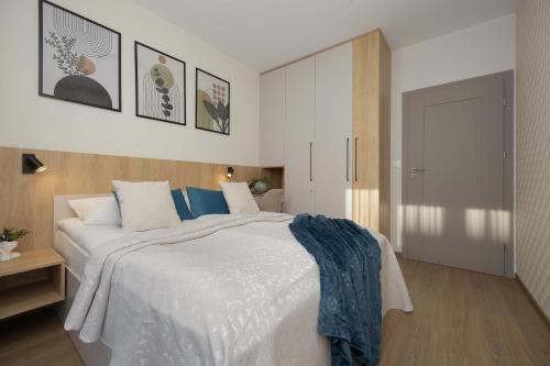 Comfortable Apartment in Warsaw for 4 Guests with Underground Parking by Noclegi Renters