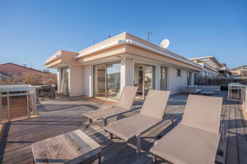 REF 2033 - Cannes - Sumptuous penthouse with sea view for rent
