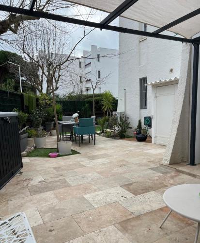 CALME ET MODERNE Appartement avec jardin, centre ville,