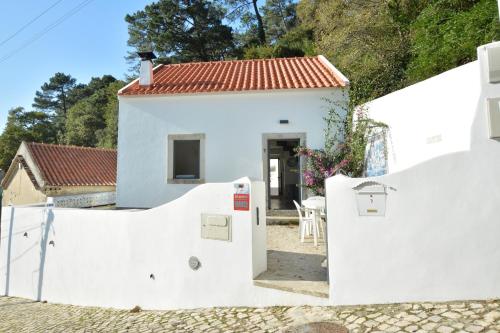 a white house with a red roof at Casota in Sintra