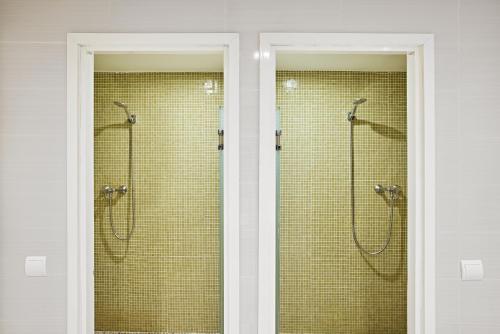 a bathroom with two shower stalls in a bathroom at Apartamentos Mar i Vent in San Antonio