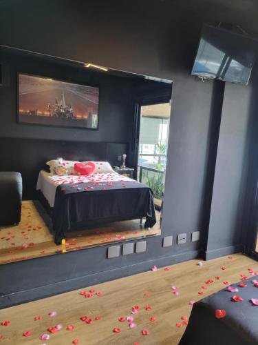 a bedroom with a bed with flowers on the floor at Morumbi, Apartamento Pub, SPA com hidromassagem, PISCINA Aquecida PRIVATIVA, LAREIRA, tudo que você precisa para descansar, trabalhar ou realizar aquela comemoração! Com total conforto e PRIVACIDADE! O Apt Nota 10 de SP! in São Paulo