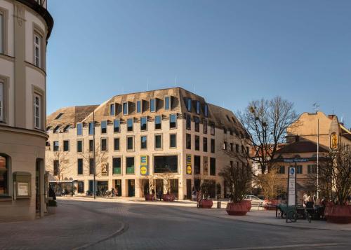 ein großes Gebäude an einer Straße in einer Stadt in der Unterkunft Hotel Miano by Limehome in München