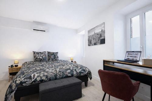 a bedroom with a bed and a desk with a laptop at Le Trilou - By BEST KEYS - Triplex Totalement Climatisé 3 Chambres - Lit King Size - Smart TV Canal Plus & Amazon Prime - Cuisine Équipée - Télétravail - Proche Centre & Canal de Bourgogne - Check-in Autonome in Brienon-sur-Armançon