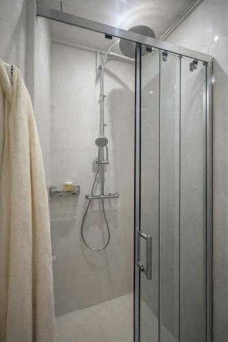 une douche avec une porte en verre dans une salle de bain dans l'établissement Sweet Home, à Paris