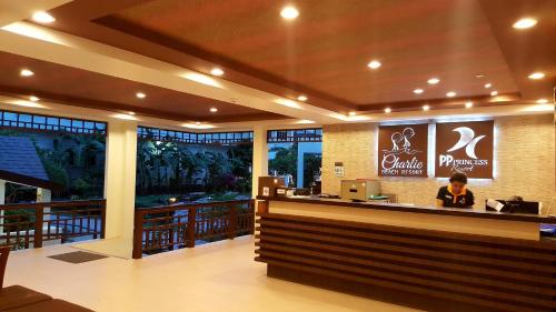 Lobi atau kawasan kaunter penerimaan di PP Charlie Beach Resort
