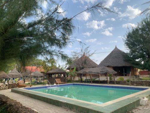 una piscina in un resort con capanne di Tendaba Camp a Tendaba