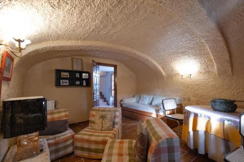 a living room with a couch and chairs at Pla de Moixons in Oristá