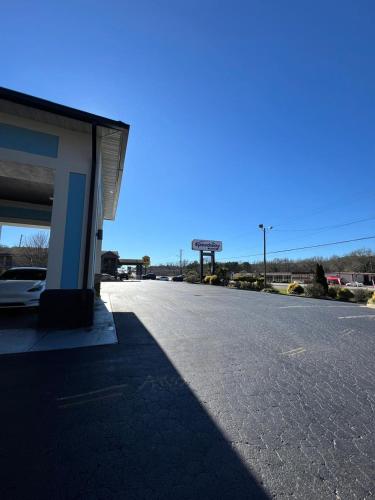 an empty parking lot in front of a gas station at Speedway Inn & Suites Griffin US 19 in Griffin