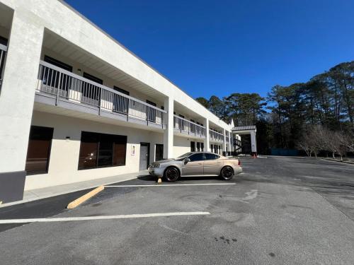a car parked in a parking lot in front of a building at Speedway Inn & Suites Griffin US 19 in Griffin