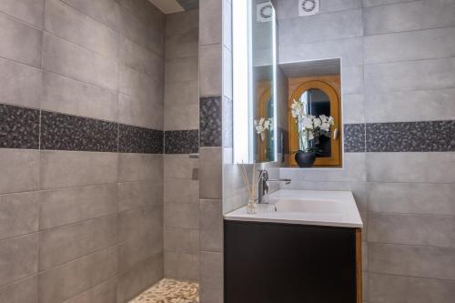 a bathroom with a sink and a mirror at Gite les fans in Prénovel