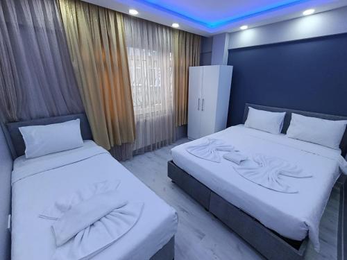 two beds in a small room with at BlueRoyal Home Sultanahmet in Istanbul
