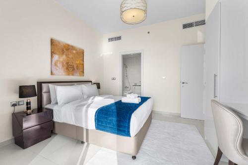 Free housekeeping visits during your stay - StayShort - 1BR in JVC that Sleeps 4 with Premium Building Amenities