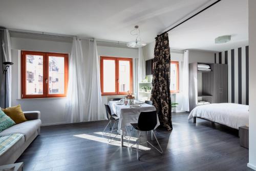 a living room with a table and chairs and a bed at Laguna Boutique Apartments in Mestre