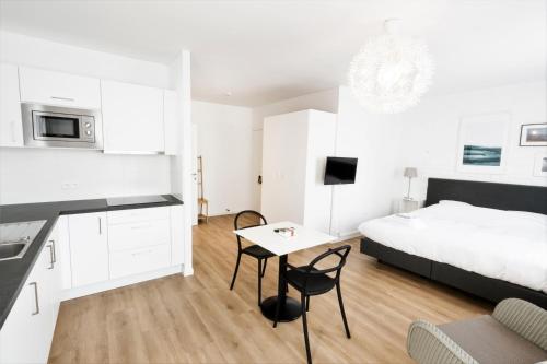 Кухня или мини-кухня в FLATS aparthotel
