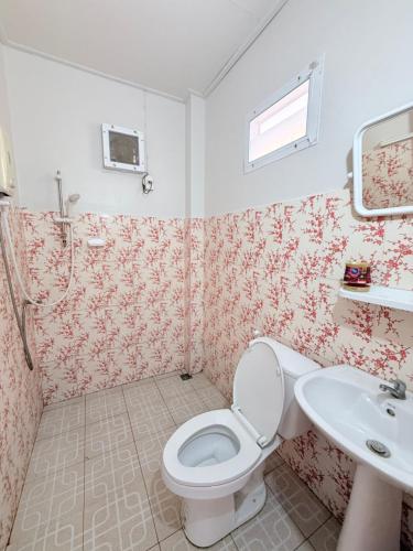 a bathroom with a toilet and a sink at Queue&Bright Resort in Ban Pa Tung (7)