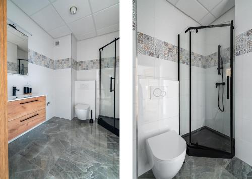 a bathroom with a shower and a toilet at Apartamenty Szelągowskiej in Raszyn