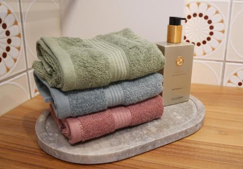 a pile of towels on a plate next to a box at Parus major in Londerzeel