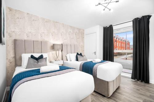a bedroom with two beds and a window at Stylish Apartment - Twin Beds - Parking - Fast Wi-Fi 9CC in Birmingham
