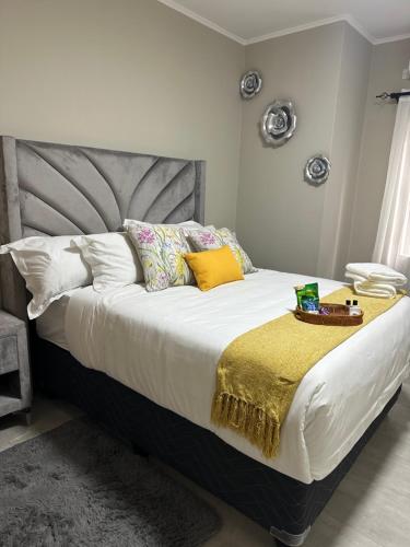 Llit o llits en una habitació de Allure Apartment