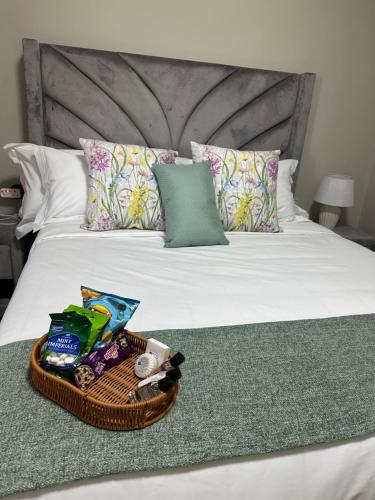 Llit o llits en una habitació de Allure Apartment