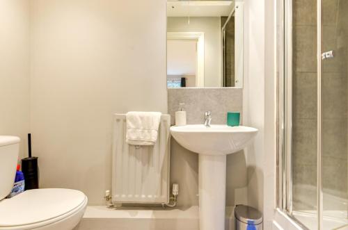 a bathroom with a sink and a toilet and a shower at Perfect for workers, Fast WiFi, Parking in Crawley