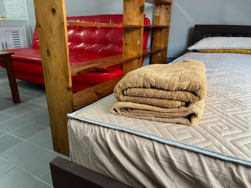 ein Bett mit zwei Handtüchern darauf in der Unterkunft Popular Condo by Jintana in Pak Kret