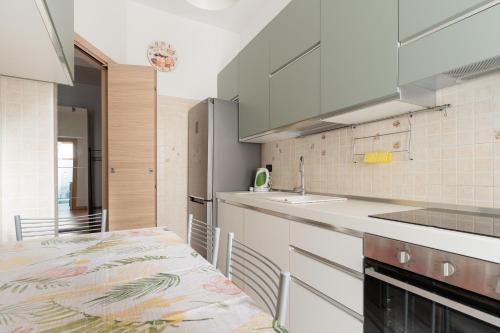 GuestHost - Milano De Angeli Elegant Apartment