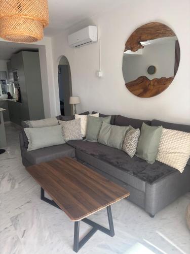 a living room with a couch and a mirror at Perfect Location 2 Bed Apart Medina Del Zoco in Sitio de Calahonda