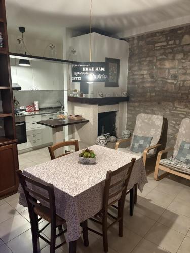 a kitchen and dining room with a table and chairs at Delizioso Appartamento Francesco House Family in Assisi