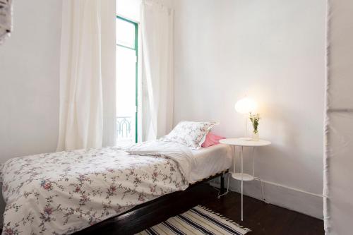 リスボンにあるChiado Best Place To Beの小さなベッドルーム(ベッド1台、窓付)