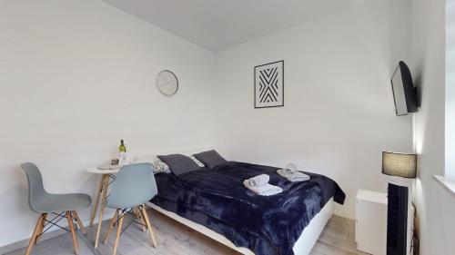 a bedroom with a bed and a table and chairs at Studio Fibra Choco in Rybnik