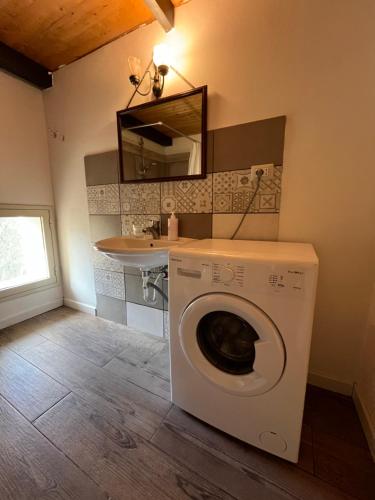 a bathroom with a washing machine and a sink at U Pantanu in Syracuse