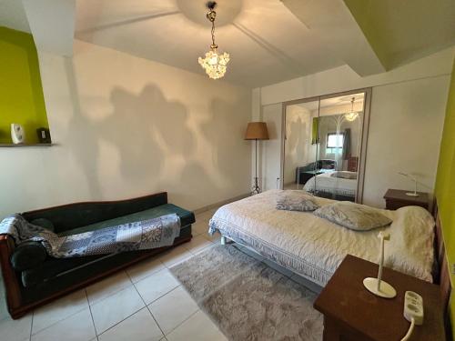Llit o llits en una habitació de Le Saloon