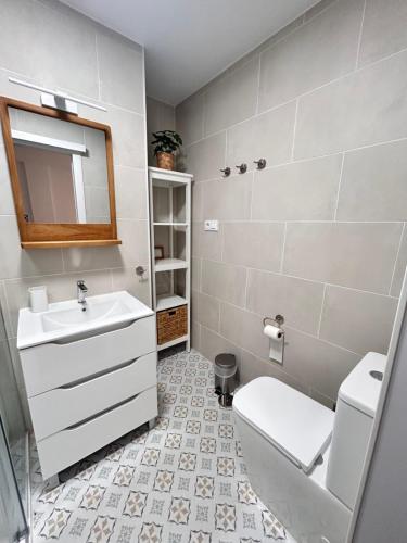 a bathroom with a sink and a toilet at Dúplex Empul Brisa Marina in Los Caños de Meca