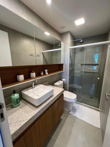 a bathroom with a sink and a toilet and a shower at Flats Beach Class Verano - Muro Alto, Porto de Galinhas in Ipojuca