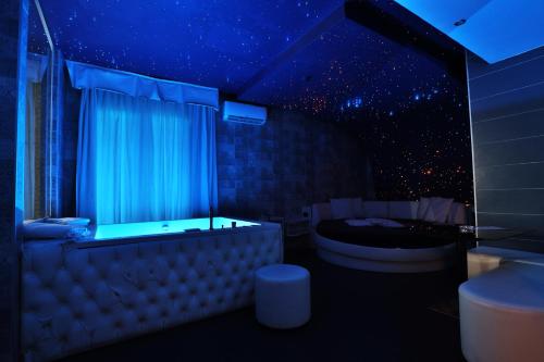a room with a bath tub and a star ceiling at Hotel La Fayette Giugliano Licola in Giugliano in Campania
