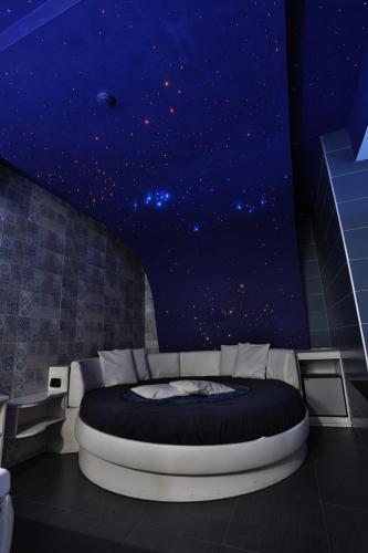 a bedroom with a bed with a starry ceiling at Hotel La Fayette Giugliano Licola in Giugliano in Campania