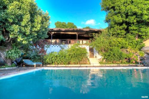 Piscina a Villa Razambe o a prop