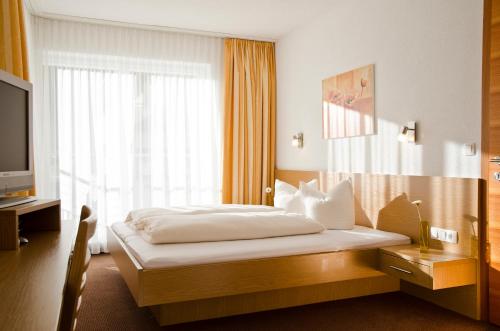 una camera d'albergo con letto e TV di Sun Alpin a Ischgl