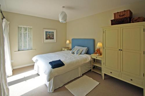 a bedroom with a large bed and a dresser at 3 Bed in Baltimore oc-i466 in Baltimore