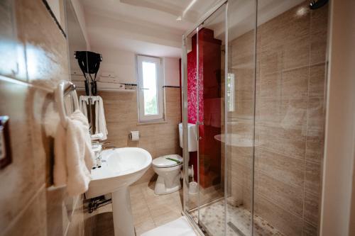a bathroom with a toilet and a sink and a shower at Vila Diamond in Saturn