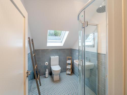 a small bathroom with a toilet and a sink at 3 Bed in Pontoon oc-i525 in Pontoon