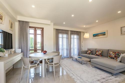 DB11 Adjacent to Aphrodite Hills Communal Pool Retreat