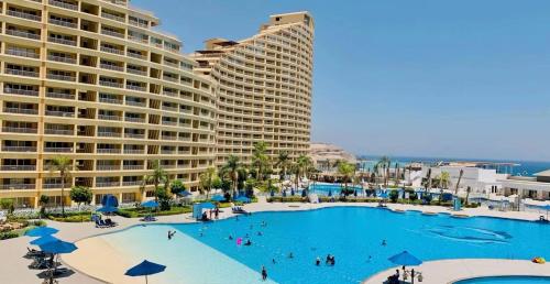 بورتو السخنة الأهرامات