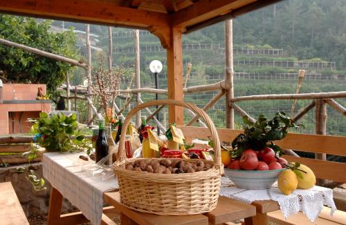 einen Tisch mit einem Korb mit Obst und Gemüse in der Unterkunft Casa Ortensia in Minori